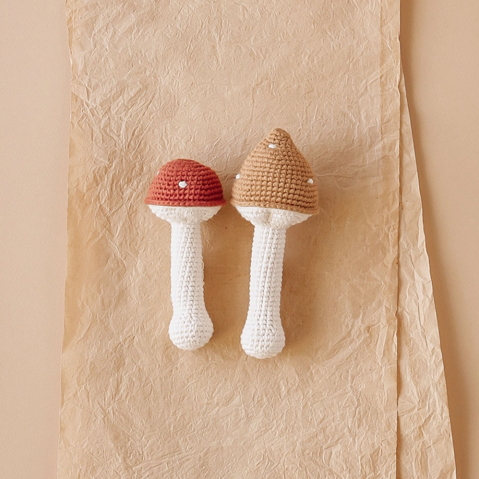 Mushroom Rattle sienna, with bell, Patti Oslo